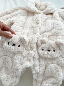 Detailansicht vom Baby-Strampler aus Fleece mit Bären-Taschen und weicher Textur