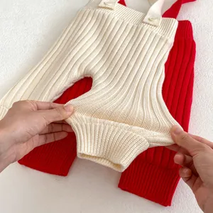 Gros plan sur le tissu en maille côtelée extensible du pantalon bébé avec boutons