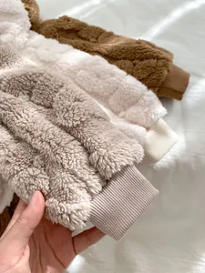 Detail von dicken Fleece-Ärmelbündchen mit elastischem Rippenstrick für Baby-Strampler