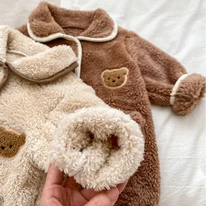 Tutina neonato in pile sherpa calda e spessa con ricamo a orsetto in marrone e beige