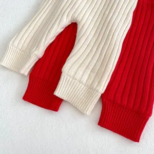 Détail de leggings en tricot côtelé pour bébé en rouge et blanc cassé avec bords-côtes