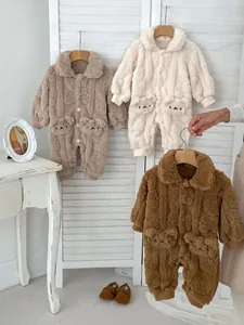 Detail von Plüsch-Baby-Einsteilern mit Bärenstickerei und Knopfverschluss in drei Farben