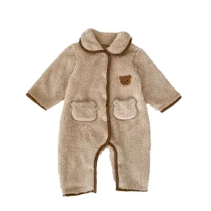 Tutina neonato in peluche beige con ricamo a orsetto e tasche per l'inverno