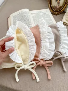 Dettaglio dei bordi in pizzo e del tessuto a maglia sui berretti in stile vintage