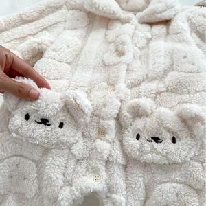 Weicher weißer Baby-Einteiler aus Fleece mit niedlichen 3D-Bärentaschen und Knopfleiste