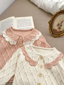 Détails de gilets en tricot pour bébé avec col festonné et boutons en bois