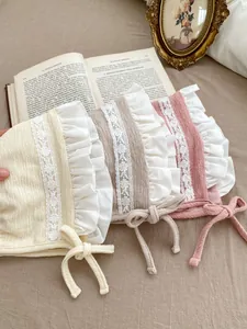 Vista dettagliata di cappelli retrò per neonati con pizzo bianco e trama in maglia fine