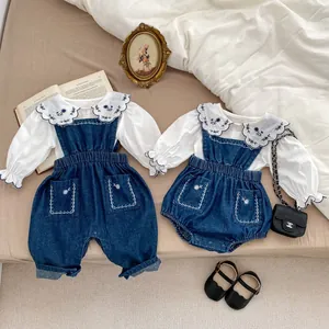 Ensemble chemise blanche à col brodé pour filles avec salopette en jean assortie