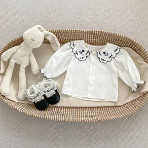 Chemise en coton pour fille avec col brodé bleu et chaussures de bébé assorties