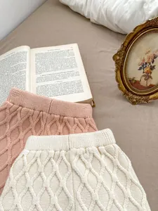 Détail du short en tricot pour bébé avec texture torsadée épaisse et taille élastique