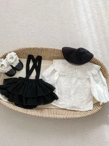 Set neonata con camicia a fiori vintage bianca e abito a bretelle nero a balze