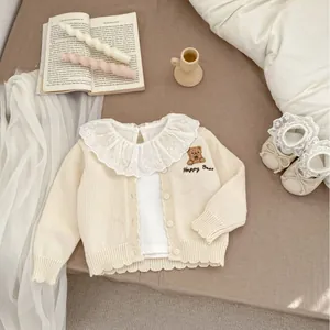 Gebreid babyvestje in crème met kantkraag en berenborduursel met bijpassende babyschoentjes
