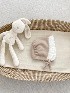 Dettaglio cappello bambina in cotone con pizzo bianco e laccetti sottogola regolabili
