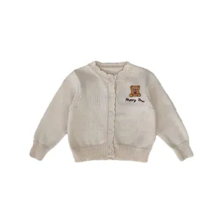 Gebreid babyvestje in crèmewit met schattig berenborduursel en zachte geribde boorden