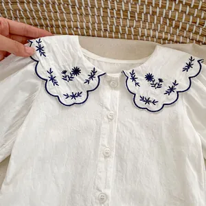 Chemisier blanc en coton pour filles avec col Claudine et broderie florale bleue