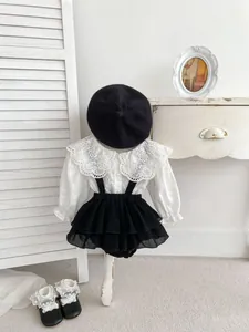Set da 2 pezzi per neonata con camicia con colletto in pizzo e tutina nera.