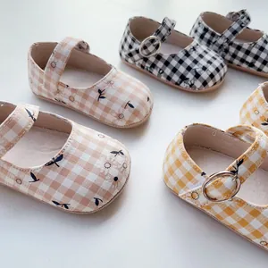 Detalle de zapatos Mary Jane para bebé con patrones de cuadros y tela suave de algodón y lino