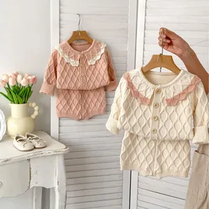 Ensemble de printemps en tricot pour bébé fille avec gilet à losanges et short assorti