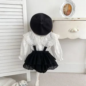 Set di Abbigliamento in Cotone per Neonata Stile Coreano Camicia con Colletto in Pizzo Ricamato Bianco e Pantaloni Neri con Bretelle
