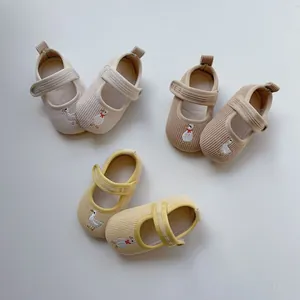 Drei Farben Baby-Lauflernschuhe aus Cord mit Entenstickerei und praktischem Klettverschluss