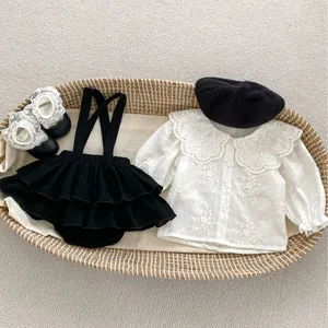 Completo elegante per neonata con camicia in pizzo bianco e pantaloncini con bretelle neri