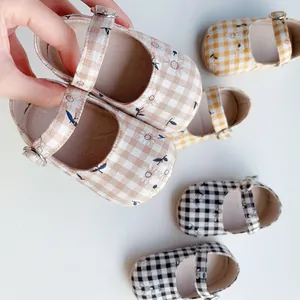 Zapatos Mary Jane para bebé de tela vichy con bordado de flores en colores