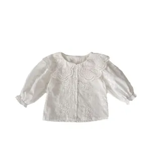 Camicia neonata bianca in cotone con grande colletto in pizzo ricamato e fiori