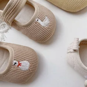 Detailansicht der Cord-Lauflernschuhe mit Entenstickerei und Klettverschluss für Babys