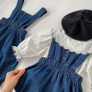Détails de la taille élastique et des boutons vintage sur cet ensemble bébé en denim
