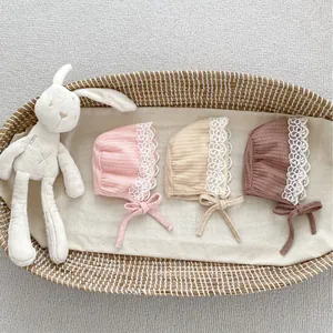 Berretti per neonata in tessuto a nido d'ape con pizzo e lacci in rosa, beige e marrone