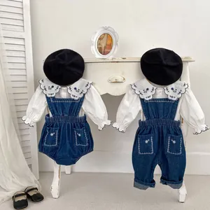 Ensemble barboteuse en jean brodé pour bébé avec chemise blanche à col festonné
