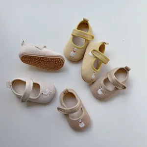 Detail von Baby-Mary-Jane-Schuhen mit Entenstickerei und rutschfester Sohle aus Cord