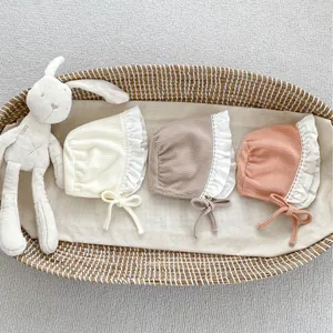 Set di 3 cappellini da sole per neonata con bordo in pizzo in beige, caffè e rosa