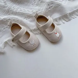 Detailansicht der beigefarbenen Cord-Babyschuhe mit süßer Entenstickerei und Klettverschluss