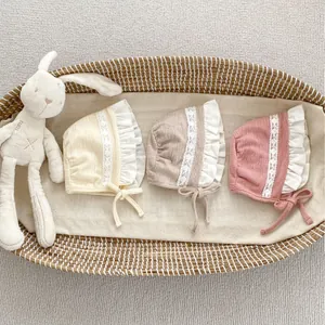 Set di tre cuffiette per neonata stile vintage con pizzo in beige, marrone e rosa cipria