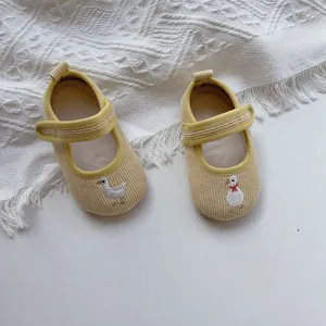 Gelbe Baby-Lauflernschuhe aus Cord mit süßer Enten-Stickerei und Klettverschluss-Detail