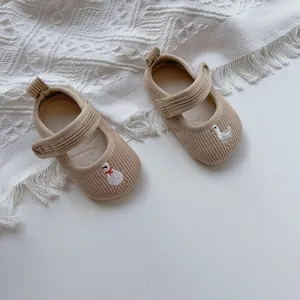 Detailsicht beige Cord-Lauflernschuhe mit süßer Entenstickerei und Klettverschluss