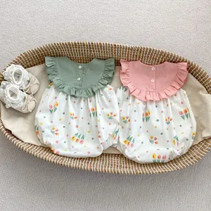 Barboteuses bébé avec imprimés tulipes et cols à volants présentées dans un berceau