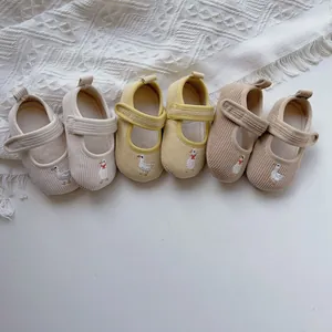 Detailansicht der Baby-Mary-Janes aus Cord mit niedlicher Gänse-Stickerei und Klettverschluss