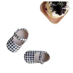Zapatos Mary Jane para bebé con clásico diseño de cuadros vichy en blanco y negro