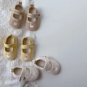 Baby Mädchen Lauflernschuhe mit Entenstickerei und rutschfester weicher Sohle in drei Farben