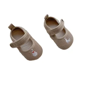 Baby Mary Jane Schuhe aus gestreiftem Cord in Khaki mit Schwan-Stickerei und weicher Sohle