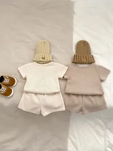 Set in cotone waffle per neonati con ricamo a orsetto e berretti coordinati