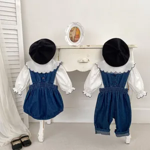 Salopette en jean brodée pour bébé fille avec chemise blanche à col à volants