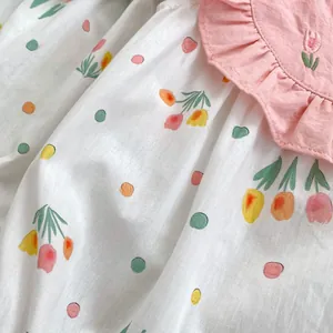 Barboteuse d'été sans manches pour bébé avec broderie florale et col à volants rose