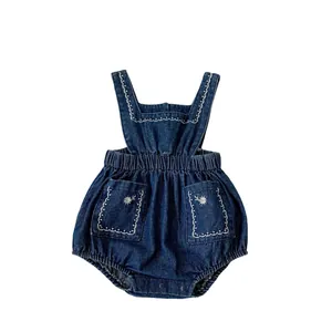 Barboteuse en jean pour bébé avec broderies florales et bretelles bleu marine