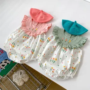 Détail de barboteuses d'été pour bébé avec broderie florale et bérets assortis