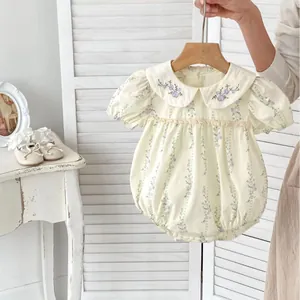 Barboteuse bébé fille à imprimé floral avec broderie et col Peter Pan violet