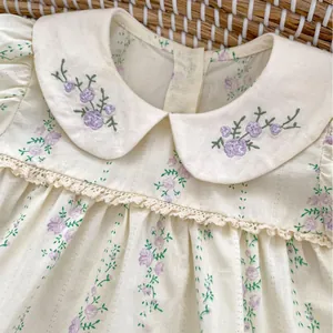 Barboteuse fleurie bébé fille avec broderie violette, col Claudine et dentelle