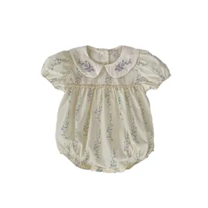 Barboteuse fleurie pour bébé avec col Claudine brodé et manches bouffantes